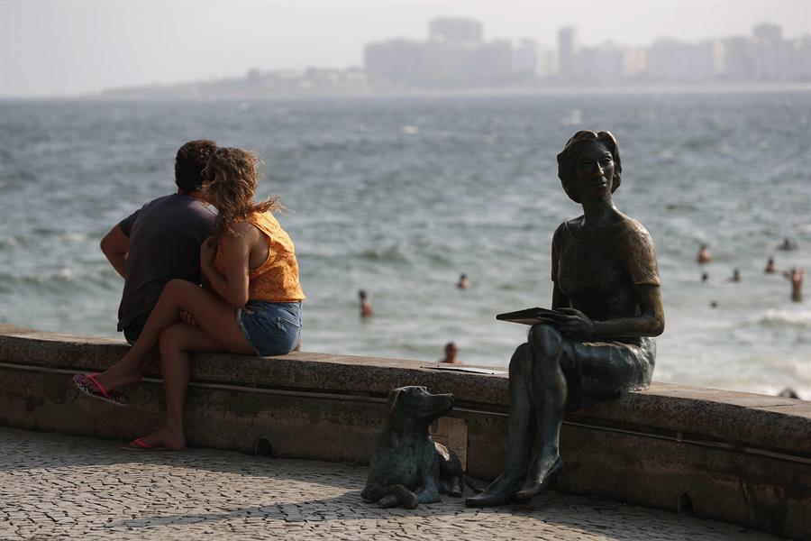 1601942852199 pareja observa el mar junto a una estatua de la escritora ucraniana brasileña clarice lispector - la mujer que enfrentó muchas dificultades para convertirse en escritora